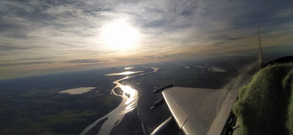 Así es el atardecer sobre el Delta del Danubio que disfrutan los pilotos de los #Eurofighter del #DestacamentoPAZNIC <a href="/EjercitoAire/">Ejército del Aire y del Espacio</a> 🇪🇸 desplegados en #Rumanía para realizar la misión de Policía Aérea #eAP <a href="/NATO/">NATO</a> 
#MOPS 
#CAOCTJ