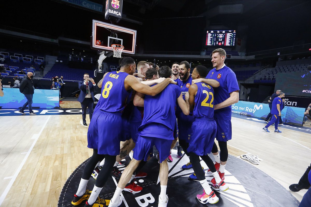 Барселона (баскетбольный клуб). Барселона баскетбол счет. Барселона баскетбол счет. Игроки барселоны на баскетбольно матче. Форма бк барселона.