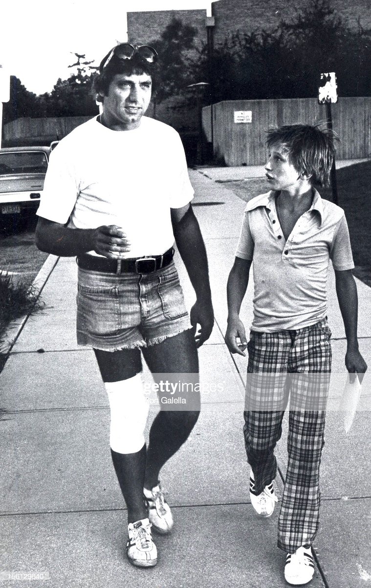 BillyBaldwin's tweet image. Broadway Joe and the kid Billy B. at the New York Jets training facility at Hofstra University... summer of ‘73.
Please take note of Joe Willie’s short shorts and Billy B. rockin’ the plaid. 🔥
#BroadwayJoeNamath 🏈