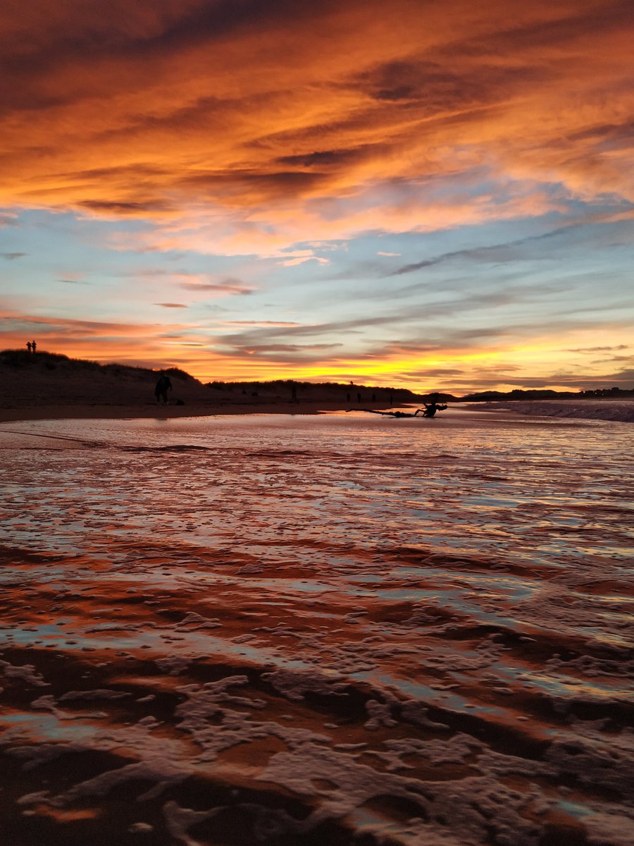 EiderTres's tweet photo. todos merecéis ver el atardecer de hoy https://t.co/oyaMMyHOLq