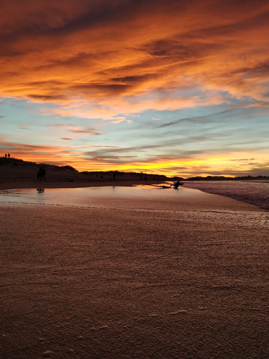 EiderTres's tweet photo. todos merecéis ver el atardecer de hoy https://t.co/oyaMMyHOLq
