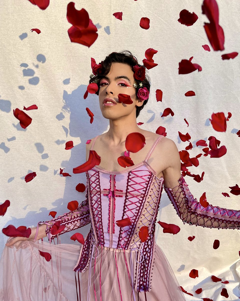 seannaltman's tweet photo. My dad really out helping me get the perfect shot for Valentine’s Day! https://t.co/EM7sD9YY1t