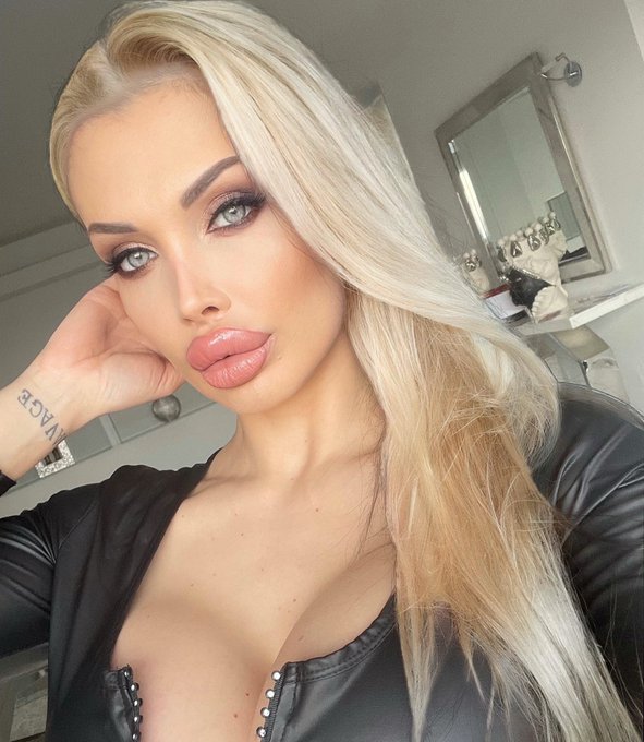 This is how I would look with blonde hair? https://t.co/FjxMYdS4dd