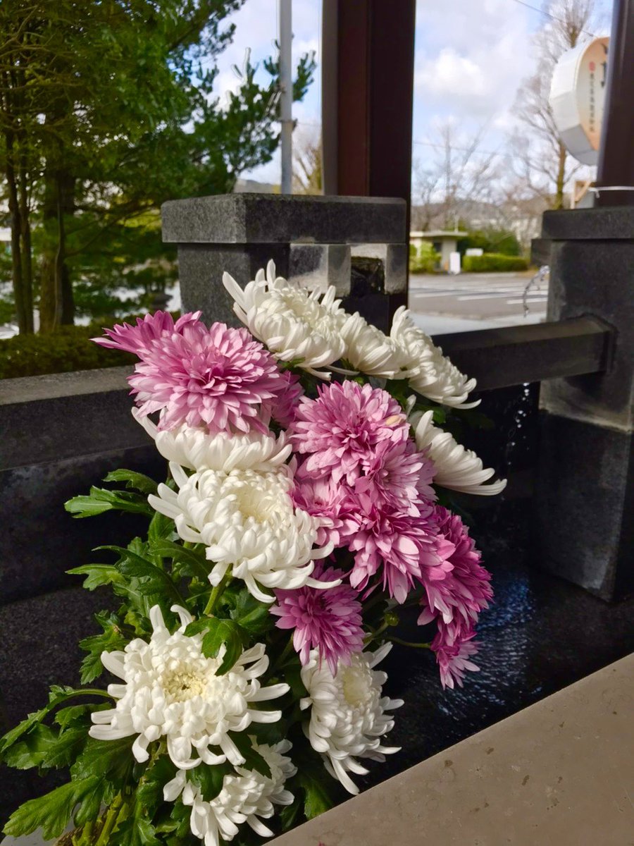 鹿児島県護国神社 手水舎は綺麗な花で 花手水 に仕立てられております 鹿児島市伊敷の フラワーショップ花邑 さんから御奉納頂きました 心身ともに清められますね 花手水 鹿児島県護国神社 花邑 手水舎