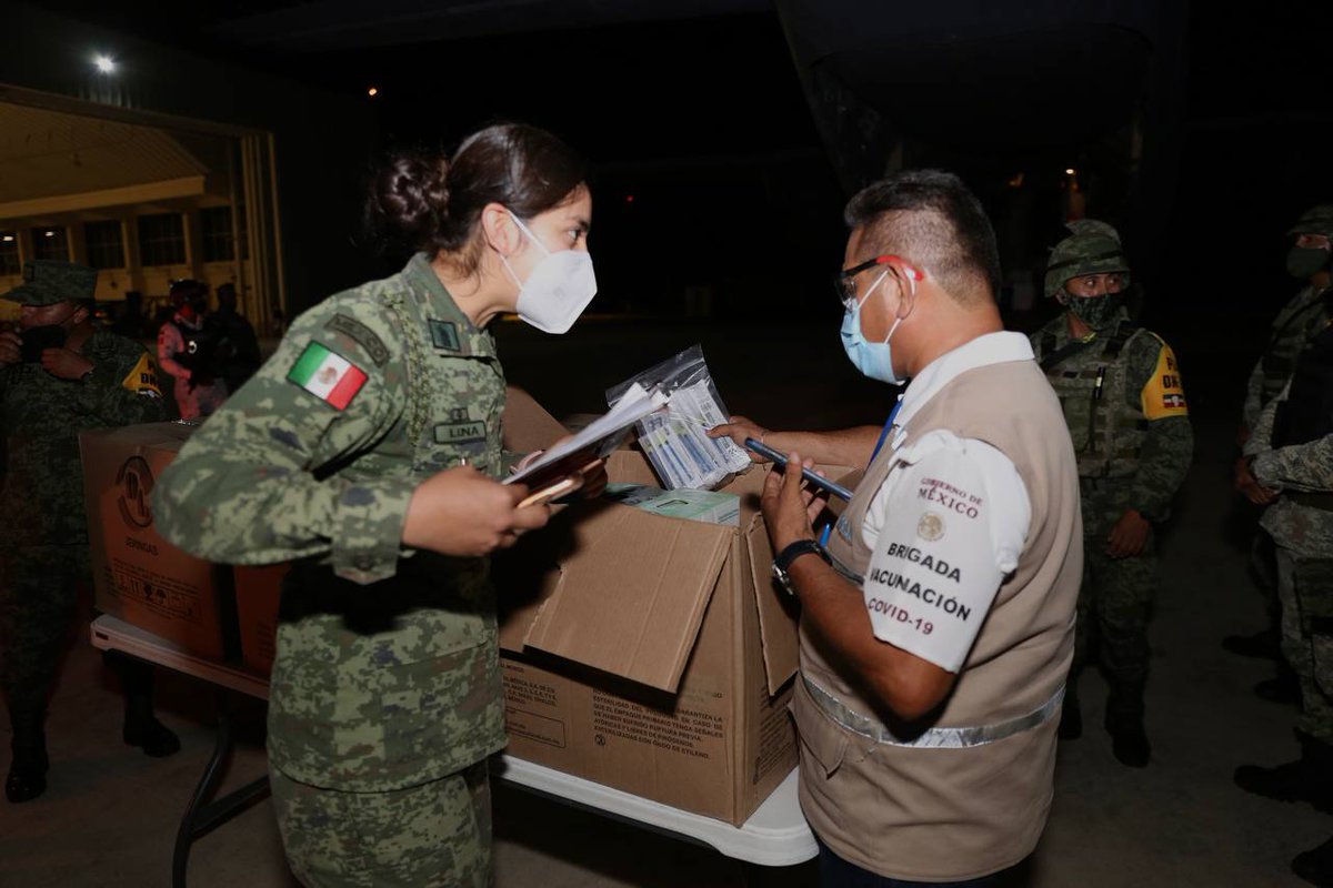 Momento de la llegada del cargamento de vacunas <a href="/AstraZeneca/">AstraZeneca</a> a #Chetumal. Preparados para iniciar la aplicación a partir de mañana a adultos mayores de 60 años en #PuertoMorelos y #Bacalar. #PonteVivo <a href="/SESA_QROO/">SESA Quintana Roo</a>