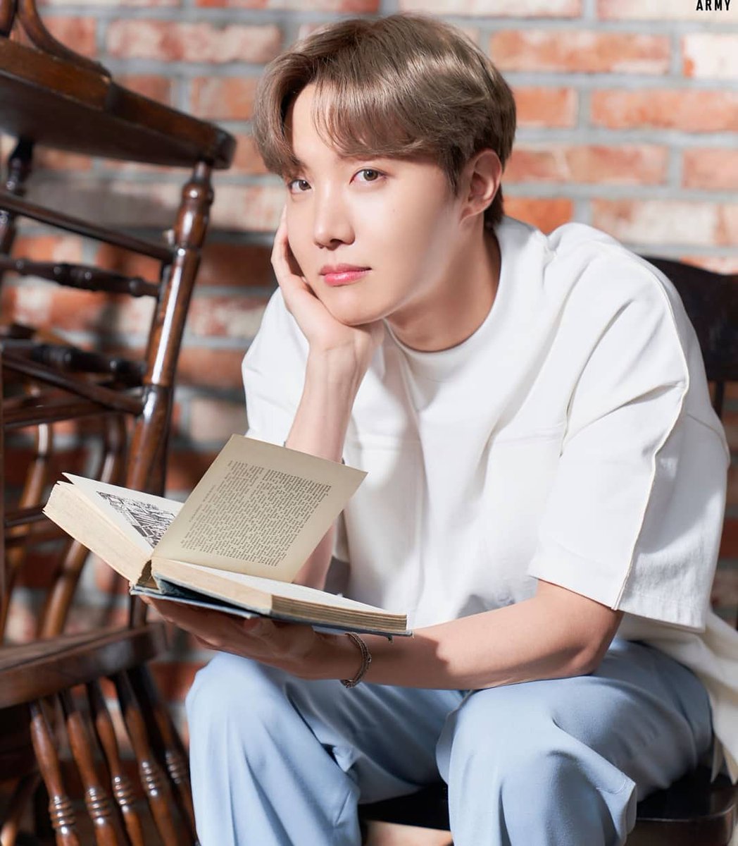 suartini_niluh's tweet photo. My sunshine, my mood boster💜 selalu oleng ke Jung Hoseok. Di saat lagi sedih, ngeliat ketawa nya langsung ikut ketawa, energi nya selalu positif❤ I love you hobi😘 @BTS_twt
#8YearsWithJhope #JHOPE https://t.co/iURI4bikLx