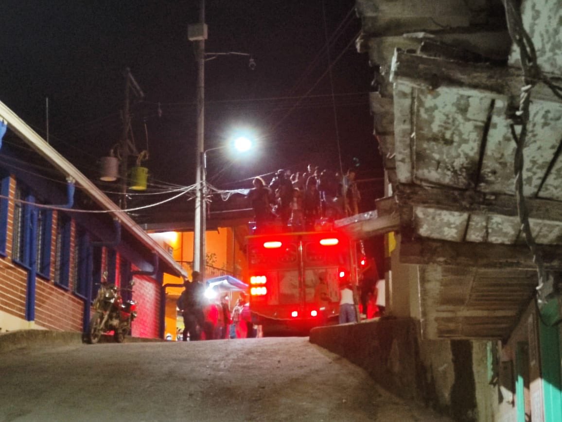 aqmoncaleanowtr's tweet image. #Atención || Es crítica la situación que viven los habitantes de Ituango, varias familias fueron desplazadas desde el cañón de Santa Lucía, hay familias enteras viviendo momentos de angustia y terror. 

Necesitamos proteger a nuestro pueblo 
 #SOSItuango