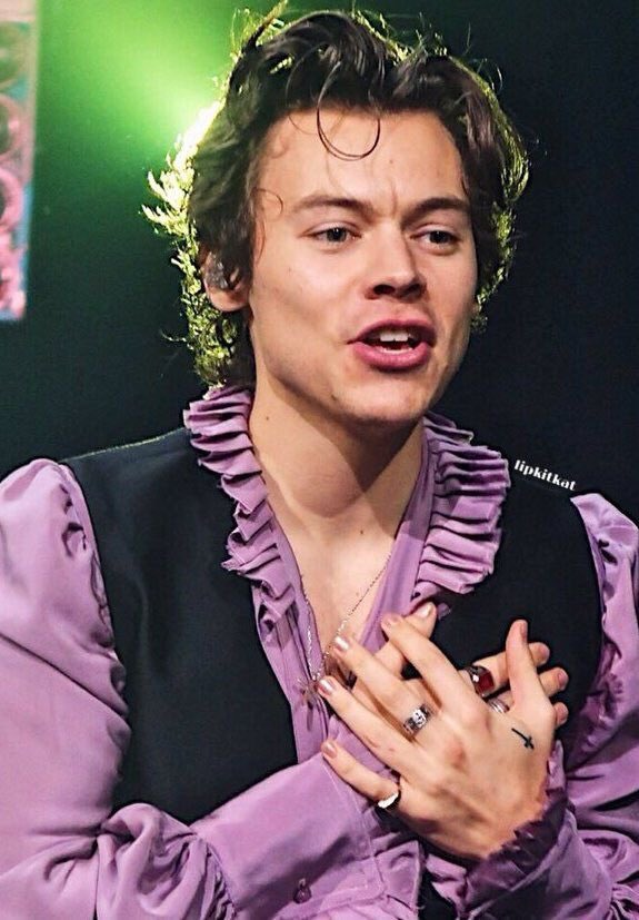 hstylespics's tweet photo. harry styles in purple. https://t.co/XscKQsb4fQ