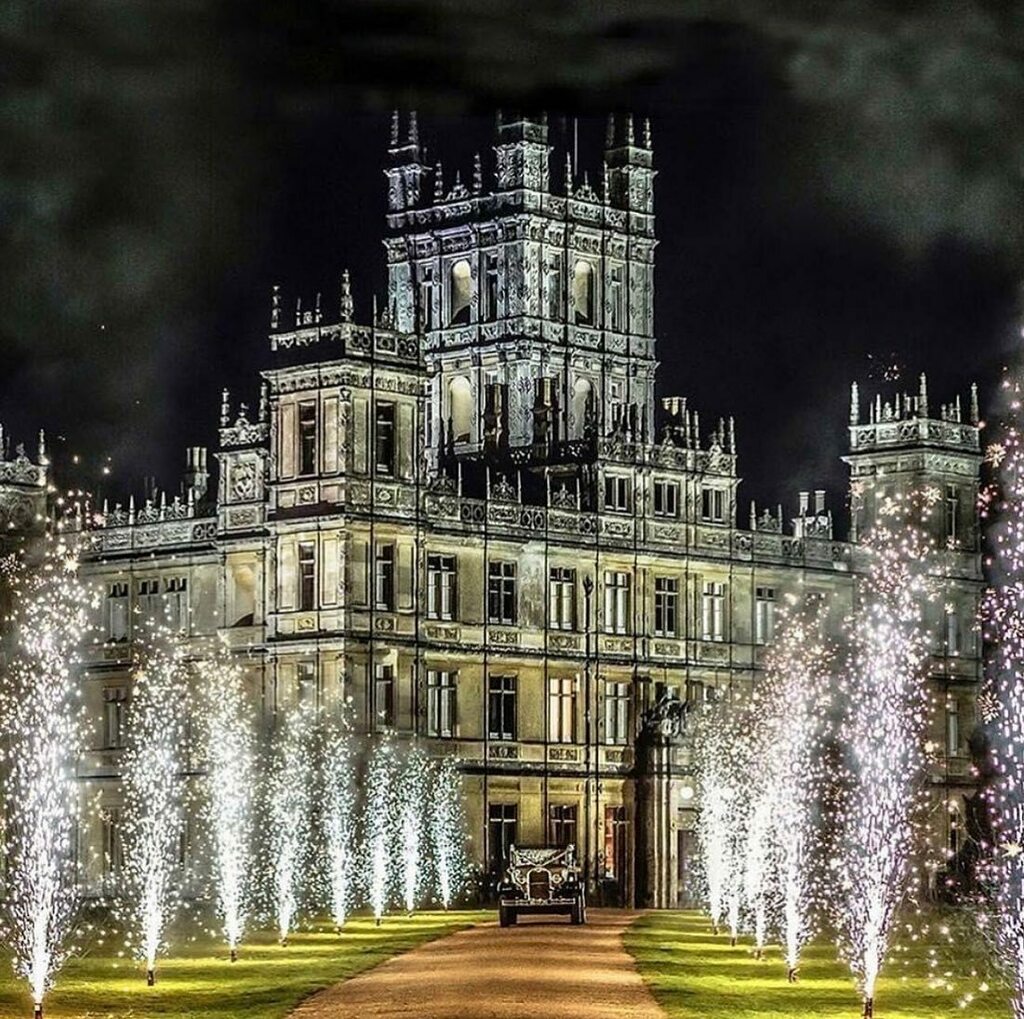 HAPPY VALENTINES 💕💕
This year’s lockdown valentines, I enjoyed long romantic walks..... to the fridge!

Hopefully soon will be back to long walks down a sparkling drive like this one @highclere_castle 

When I was at uni I used to work for a event st… instagr.am/p/CLSa63vBkxz/