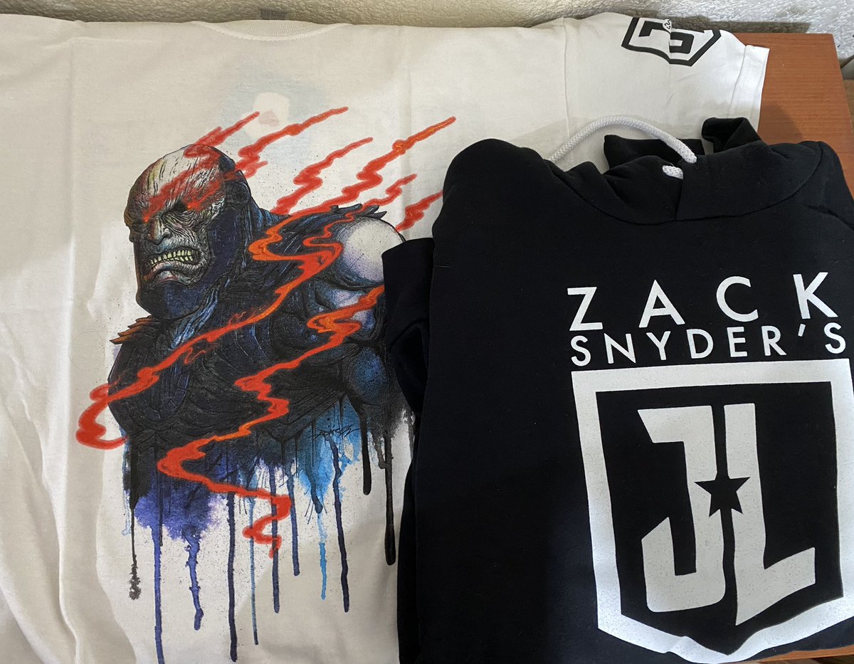 nin2k9's tweet photo. @ZackSnyder Thankfully I ordered these items back in November so i could watch the #SnyderCut properly 😅 https://t.co/vMCiOg3Vec