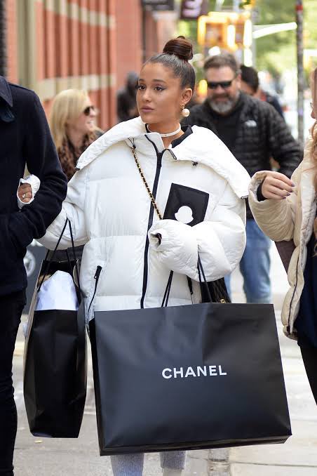 Ariana Grande Spain Ø¹Ù„Ù‰ ØªÙˆÙŠØªØ± Celebremos El Dia De San Valentin Recordando A Ariana Grande Comprando En Chanel Despues De Terminar Su Relacion