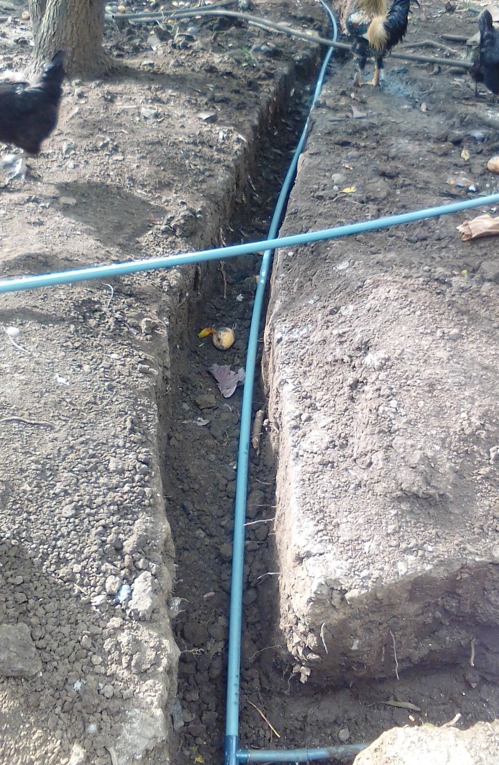 MunicipioCelica's tweet photo. Seguimos con nuestro firme compromiso de dotar de #Agua de excelente calidad a las comunidades de nuestro cantón #Celica. Estamos realizando la instalación de nueva tubería de agua potable en la parroquia #Algarrobillo.
#OswaldoRomán
#AlcaldeQueCumple https://t.co/4ROyksPLzw