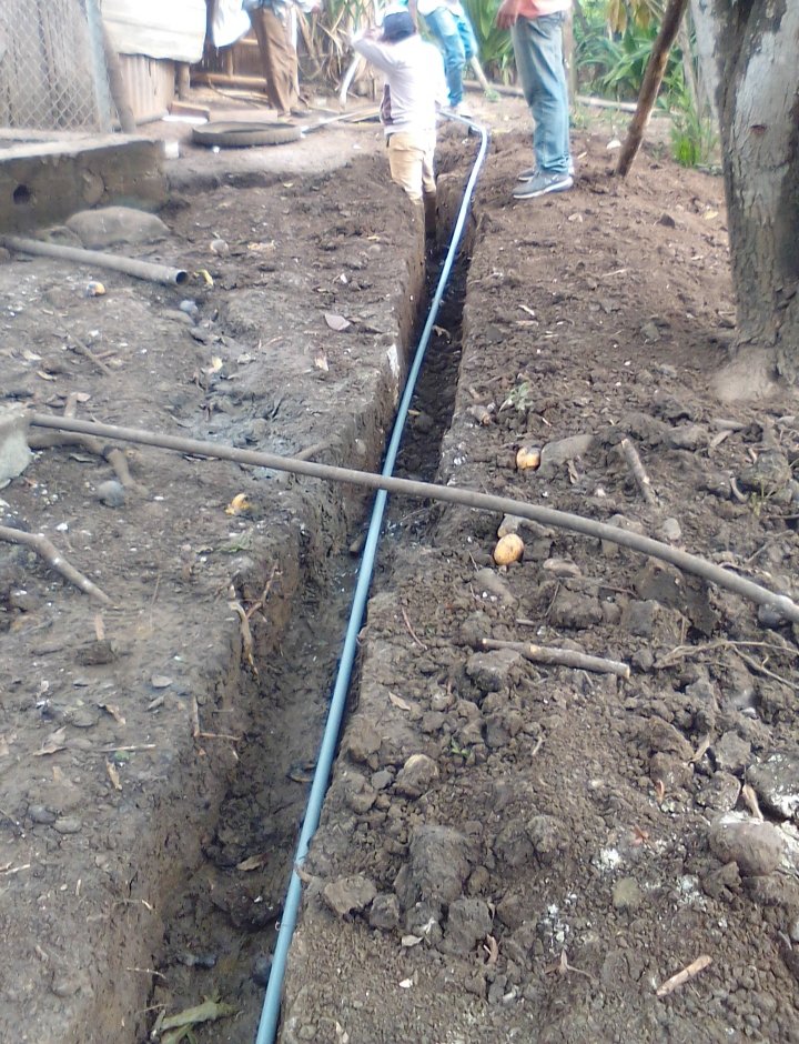 MunicipioCelica's tweet photo. Seguimos con nuestro firme compromiso de dotar de #Agua de excelente calidad a las comunidades de nuestro cantón #Celica. Estamos realizando la instalación de nueva tubería de agua potable en la parroquia #Algarrobillo.
#OswaldoRomán
#AlcaldeQueCumple https://t.co/4ROyksPLzw