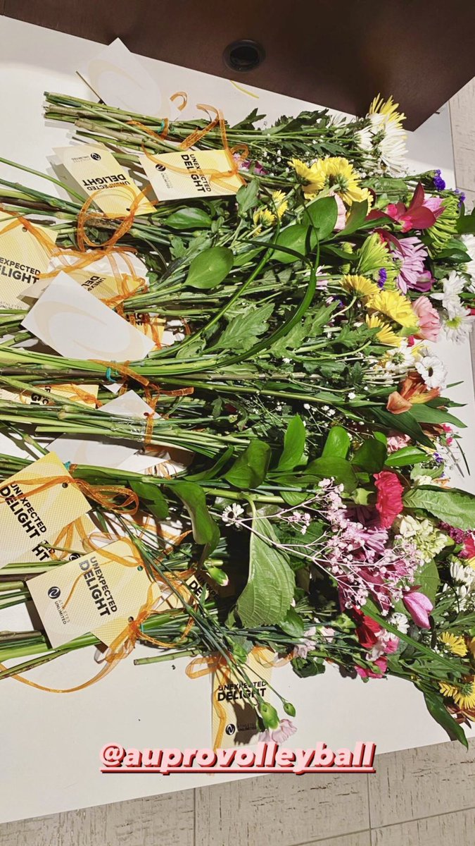 AUProSports's tweet image. Homemade cards from @Typeezy143’s kids, a special gift from @dallas_sports, and more! 🥺

We always enjoy treating our athletes but especially on a loving day like today ❤️ #HappyValentinesDay!