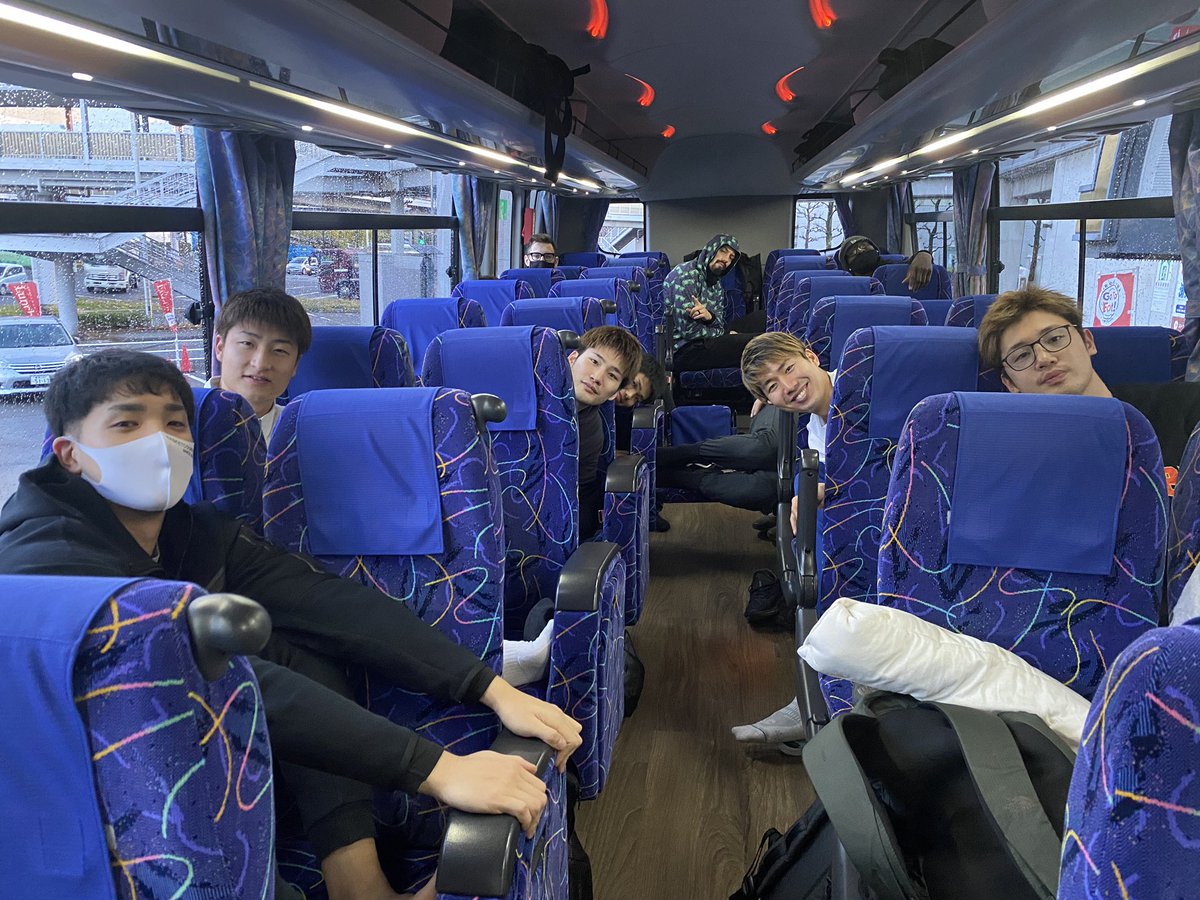 naxbb_rb's tweet photo. 連敗脱出🏀勝利の #バスショット🚌 

既にお休みになられている方もいますが🙃
笑顔で新潟へ戻ります✈️

#albirexbb #アルビBB #Bリーグ https://t.co/bz7jii1OcH