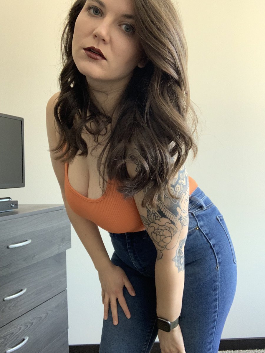 ShamelessSybil's tweet photo. It’s February 14 and I don’t have a Valentine. What’s a girl to do? 🤷♀️
#Valentine #14Feb #Valentines #novalentine #BeMyValentine #brunette #brunettebabe #tatted #tattedbabe #bustygirl #bustylady #sleeveinprogress #cleavage #ddddcup #jeans #bodysuit #shein #titties https://t.co/y2jaQRh6Ur