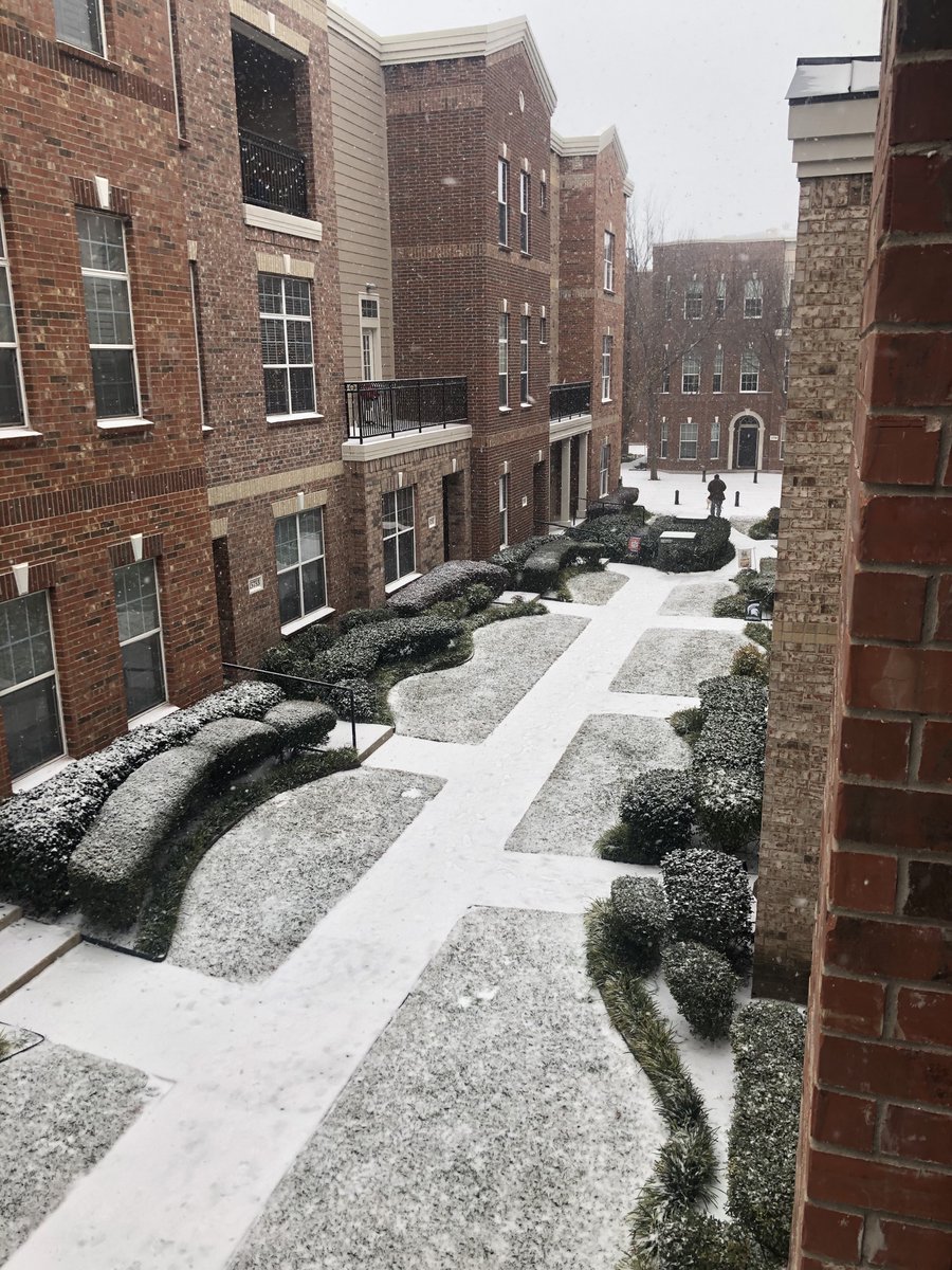 austinn_89's tweet photo. 4:45 snow update #DFWsnow #DFWWX @wfaaweather @TxStormChasers https://t.co/3fmWdlDT33