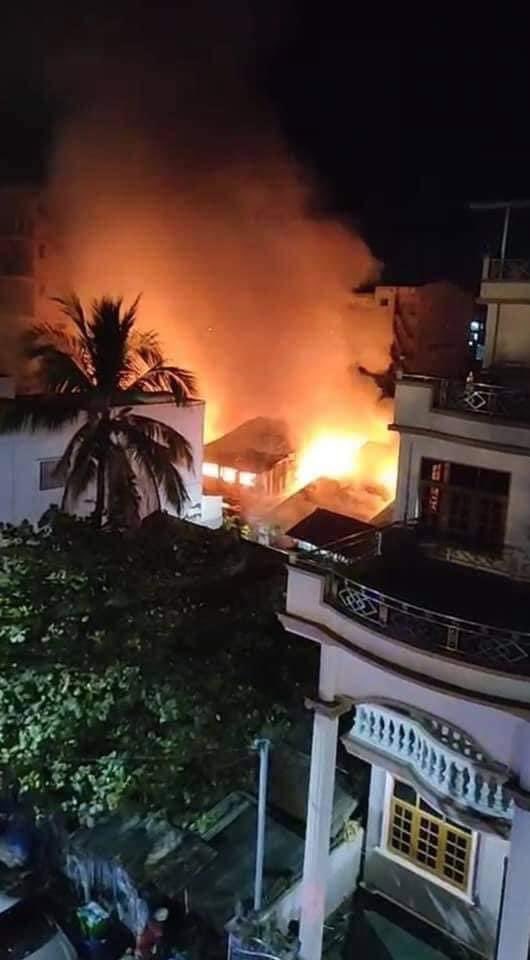 yu666mon's tweet photo. Drug Addicts and Criminals are deployed to set fire at every street across the country at about 10:00 pm in Myanmar. 
#Myanmar #WhatsHappeningInMyanmar #SaveMyanmar @UNHumanRights https://t.co/sEXSGvDrNf