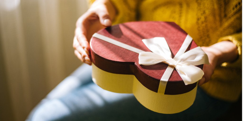 Valentine's Day 2021 by the numbers. Read up on what looks different this year and how marketers are adapting their strategies. | from AdAge hubs.la/H0GxvMJ0