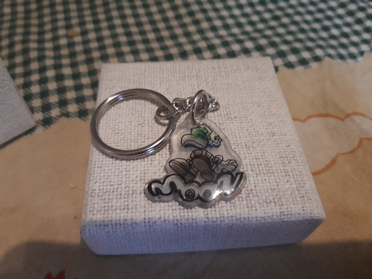 KnotKeys's tweet image. Valentine's day present from my Love.
A Moon and The Boy hand Made keychain!

💙thank you

#moon_rpg #ムーン #moonパッケ #Onionアート #Onionトーク #LovedeLic #valentineday