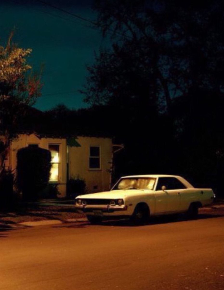 #فهد_بن_سعيد

خلوني اتقلّب على نار الاشواق
اصلى جحيم الحب واحرق بناره

لكن عطوني حبر واقلام واوراق
بكتب لمن شطّت علينا دياره

ما فز قلبي نحو غيره ولا تاق !
من حسنوات الباديه والحضاره

لا أنا ولا هو كنّا نتوقع افراق ،
لكن صواديف الزمن يا خساره