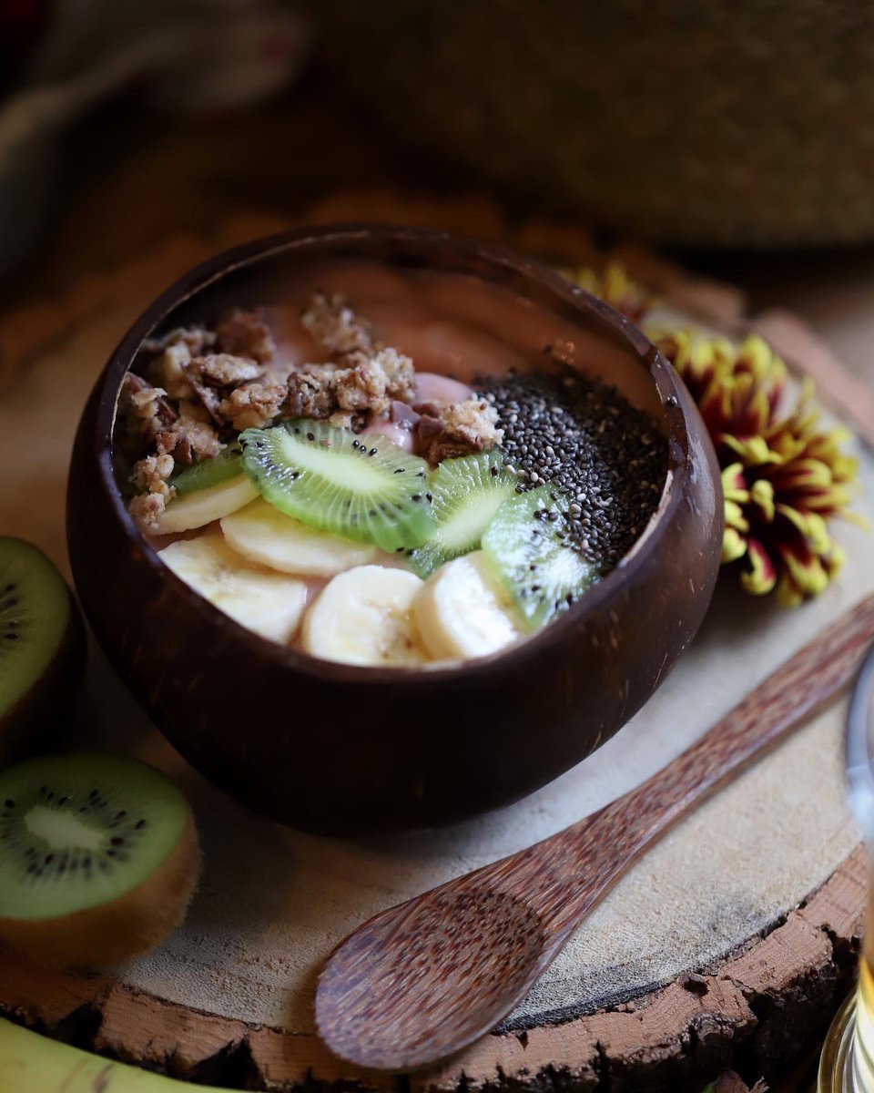 virtuallyeco's tweet image. My first smoothie bowl #smoothiebowl #smoothie #HealthyEating #veganfood 🍓🍌🥝
