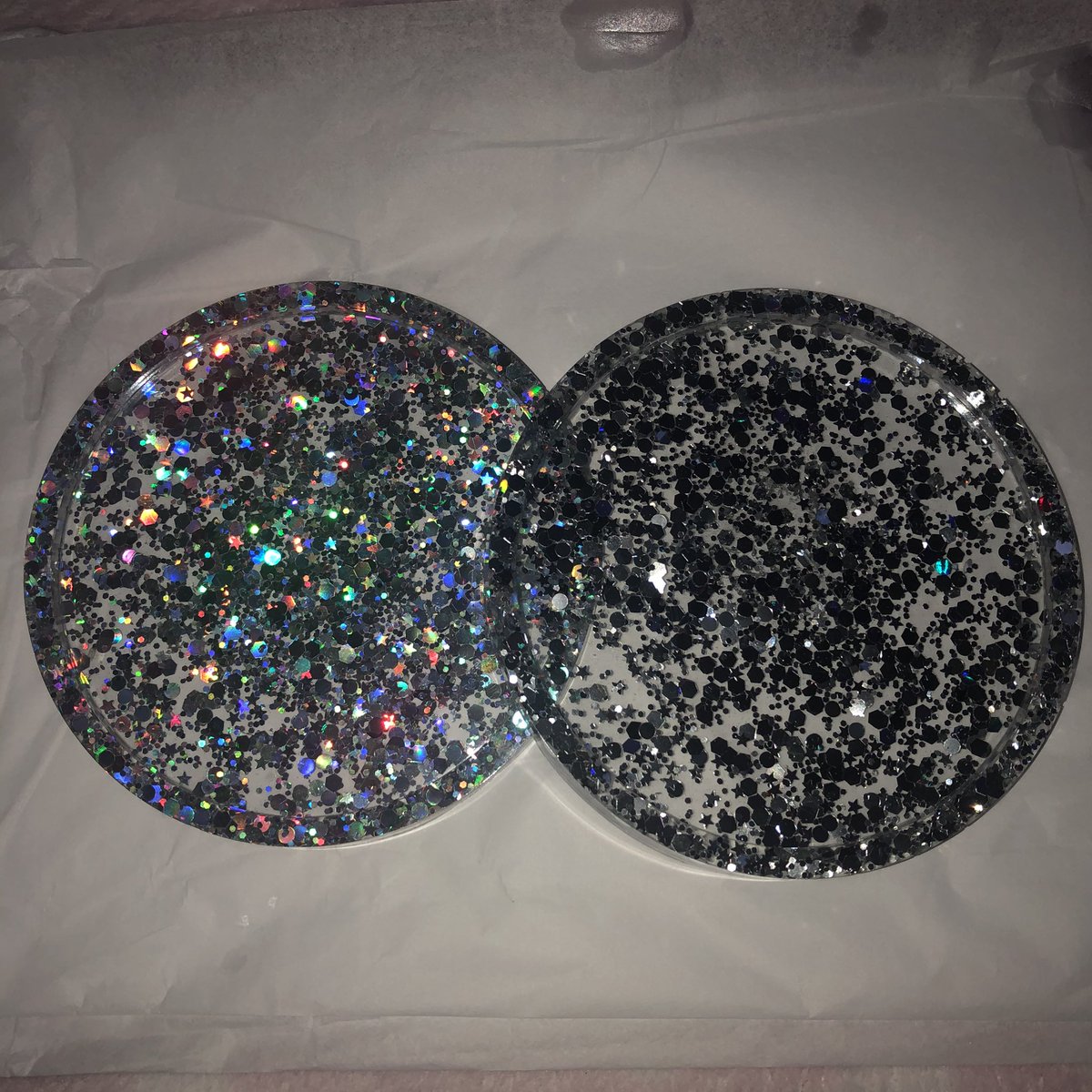 BobbiSu93's tweet image. This set has to be the best I’ve made 😍😍 I love it so much! #rainbowglitter #silverglitter #homemadecoasters #resin