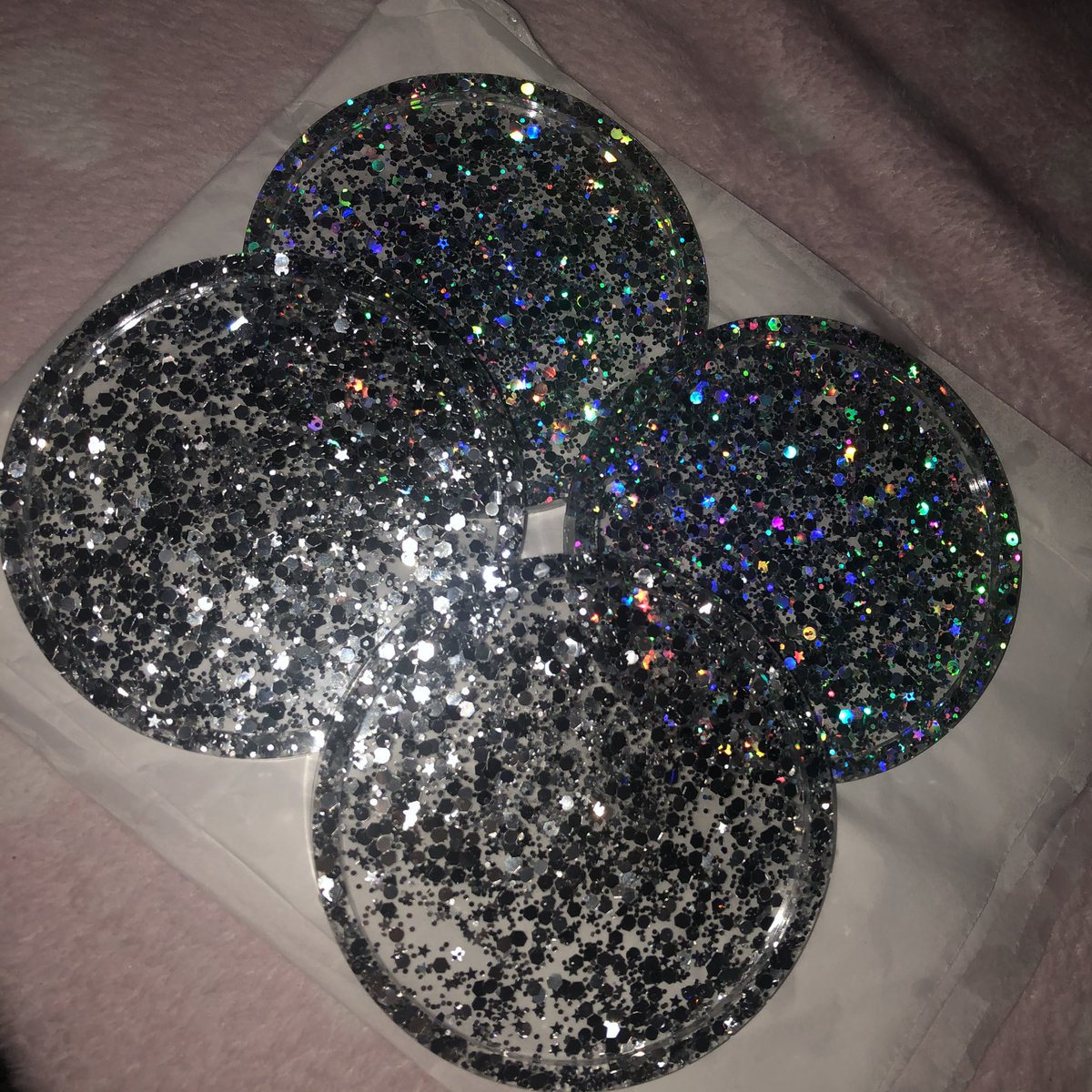 BobbiSu93's tweet image. This set has to be the best I’ve made 😍😍 I love it so much! #rainbowglitter #silverglitter #homemadecoasters #resin