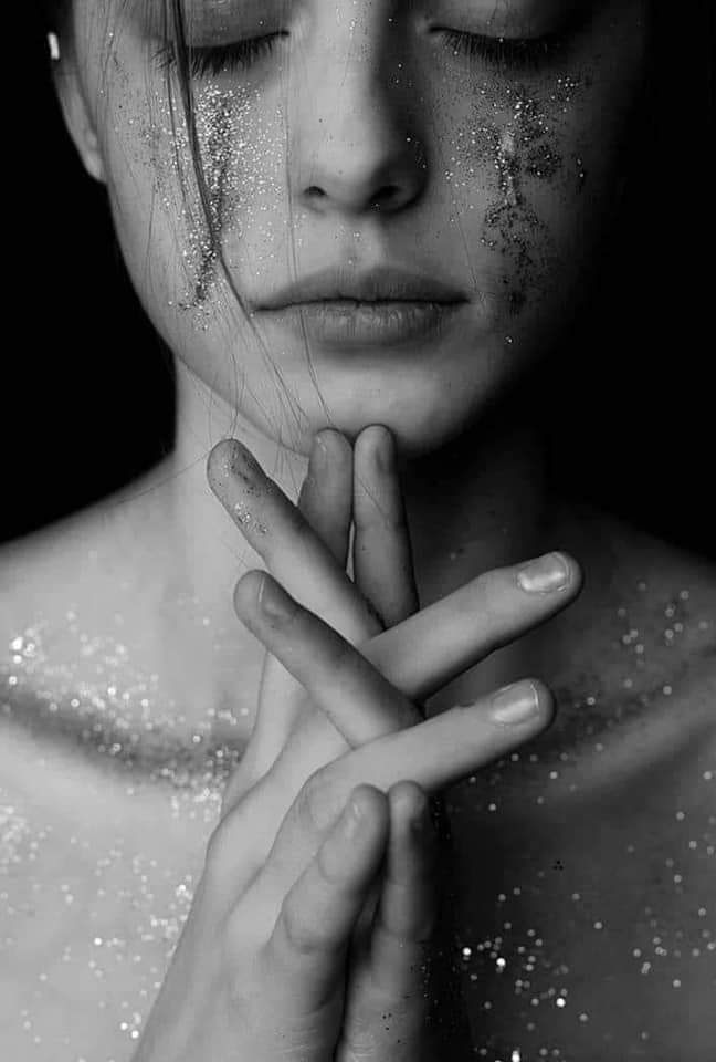 diocelina_f's tweet photo. "Cuidado con una mujer rota"
Suele volver como guerrera
Suele volverse no fría, selectiva que no es lo mismo
Cuidado con una mujer rota,
El dolor no la quiebra, la hace más fuerte.
Convierte sus heridas, sus cicatrices en tatuajes, para no olvidarse de dónde viene.... https://t.co/LlEqVq4kXA