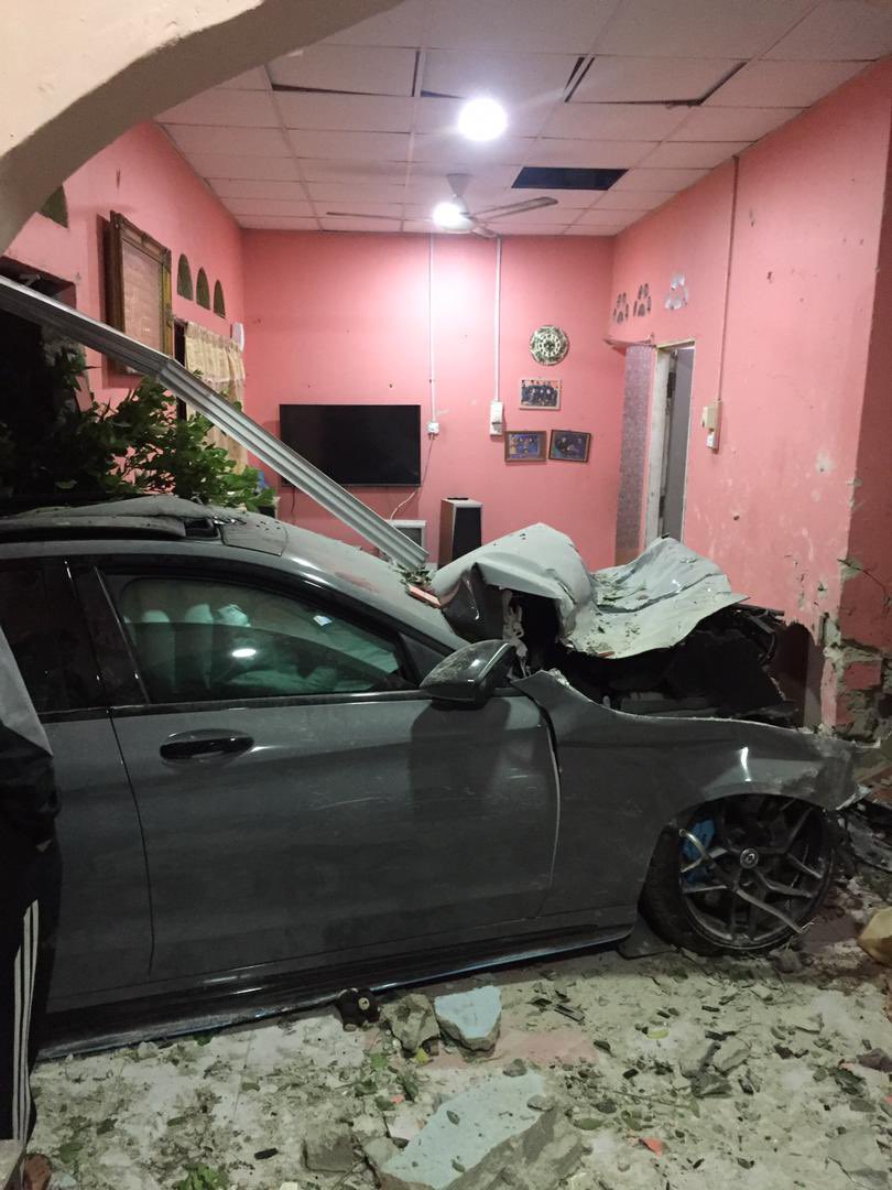 JamaliahMimhat's tweet photo. Habis jahanam rumah mak bapak aku kau langgar. Pukul 4 pagi buat perangai mabok2 bawak kete laju2 langgar rumah orang. Pelik pulak orang macam kau panjang umur ek. Nak raye sangat kan! Haa raya kan sekali duit kau tu. Dungu https://t.co/k47x5xpJrk