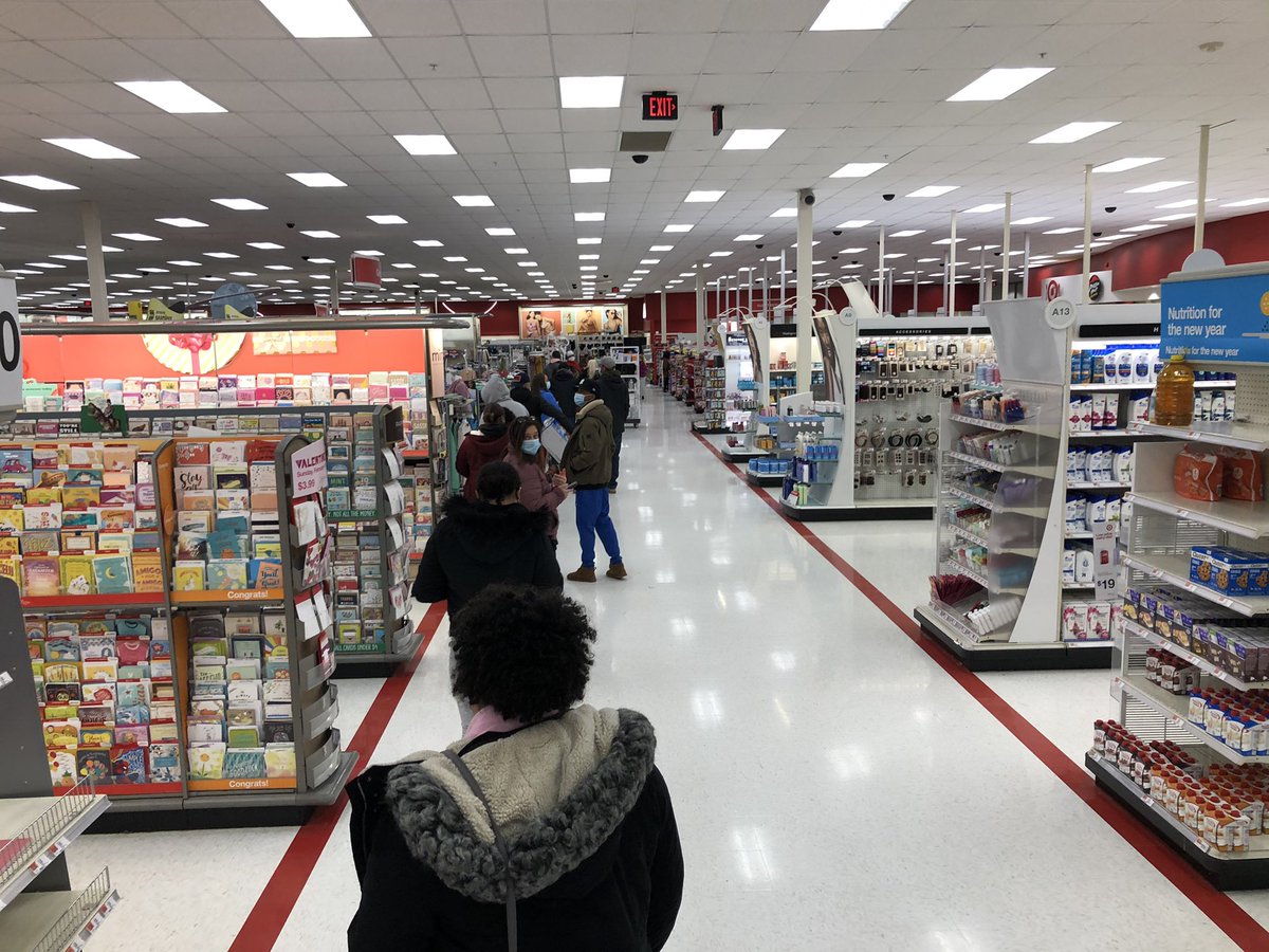 cedgerly911's tweet photo. Shout out to #Methuen @Target crew! Great queue management tonight. Long line but only took 1 minute to get through it. All of the associates here are very professional and friendly! 👍🏼👍🏼 https://t.co/aa3Kxl4ejB