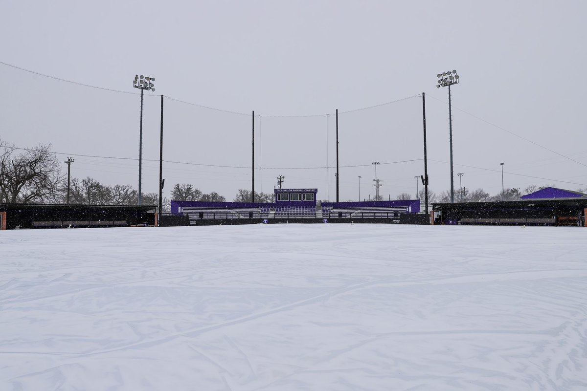 TarletonBase's tweet photo. Snowy at Cecil βοΈβοΈβοΈ https://t.co/oDFZzgJY11