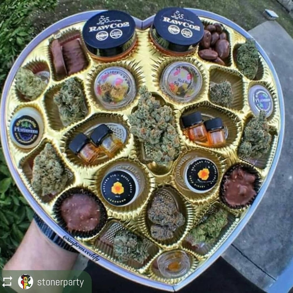 @stonerparty
----------------------------------------
this box has it going on!
----------------------------------------
#cannabiscommunity #cannabislife #420 #marijuana #stoner #cannabis #thc #stoned #maryjane #fueledbythc #indica #sativa #hightimes #sm… instagr.am/p/CLSqM7bgfwr/