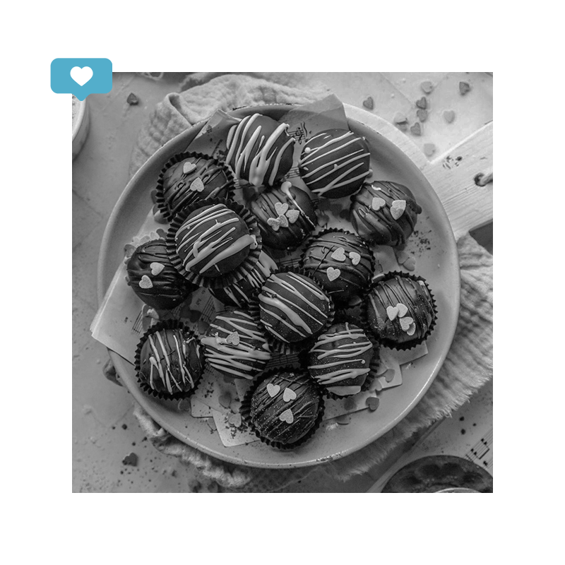 blueazaIea's tweet photo. ❪ 𝑼𝑷𝑫𝑨𝑻𝑬 ❫ 
       ❝ delicious homemade chocolates for valentine's day? don't mind if i do! 💖 ❞ https://t.co/h2bvO6XpKZ