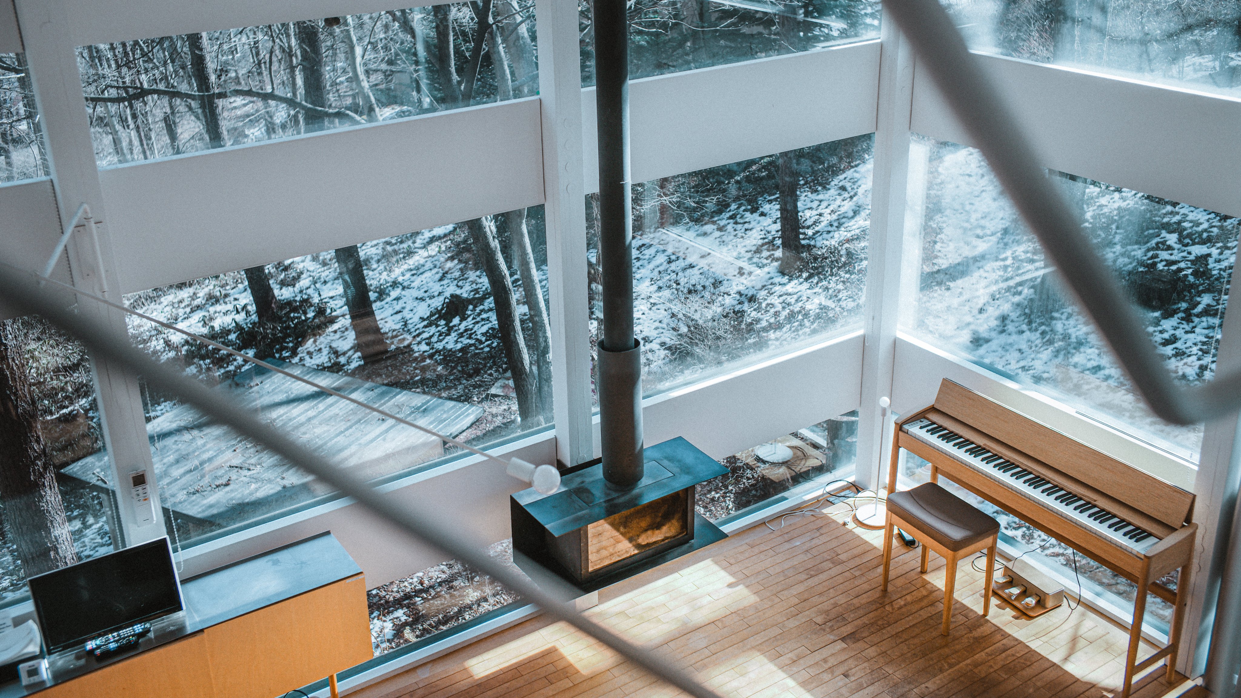 木本 梨絵 Harken 軽井沢 輪の家 に宿泊 世界中の建築雑誌の表紙を飾る作品にairbnbで泊まれる Tna設計の 一軒家貸切 名前の由来である壁面のストライプ状の 輪 は 風景を輪切りにするデザイン性と同時に 建物を支える構造的な役割も担うからすごい