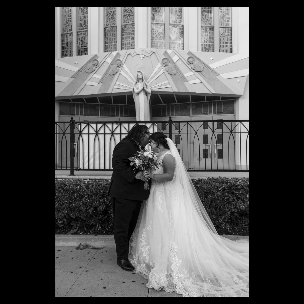 Stephee32's tweet image. 99 days of being married to my FOREVER Valentine ❤️✨

📸: @delacruzproductions 
💄: @stephiebaezz 
👰🏻‍♀️Veil: @modest.mags