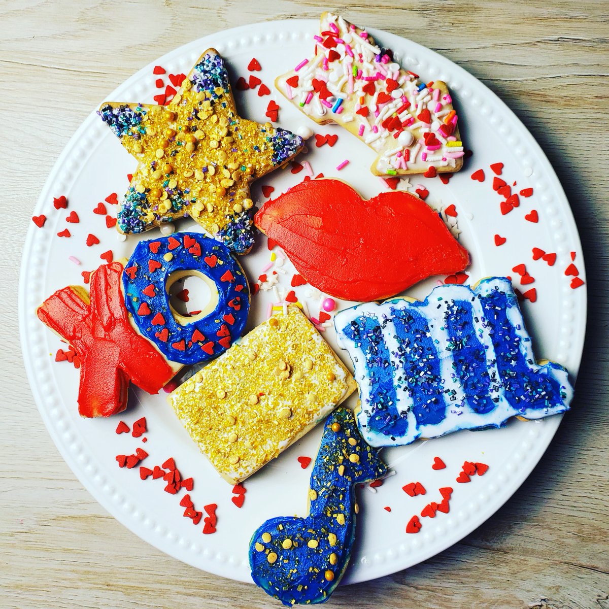 FSMMedia's tweet photo. Had fun decorating my @AmericanIdol Valentine's cookies from @ABC_Publicity 🎤 I'm not a professional by any means but I think they look cute.
The new season of #AmericanIdol premieres tonight at 8/7c on @ABCNetwork Will you be watching? #abcpartner https://t.co/zlkBtTRPA6
