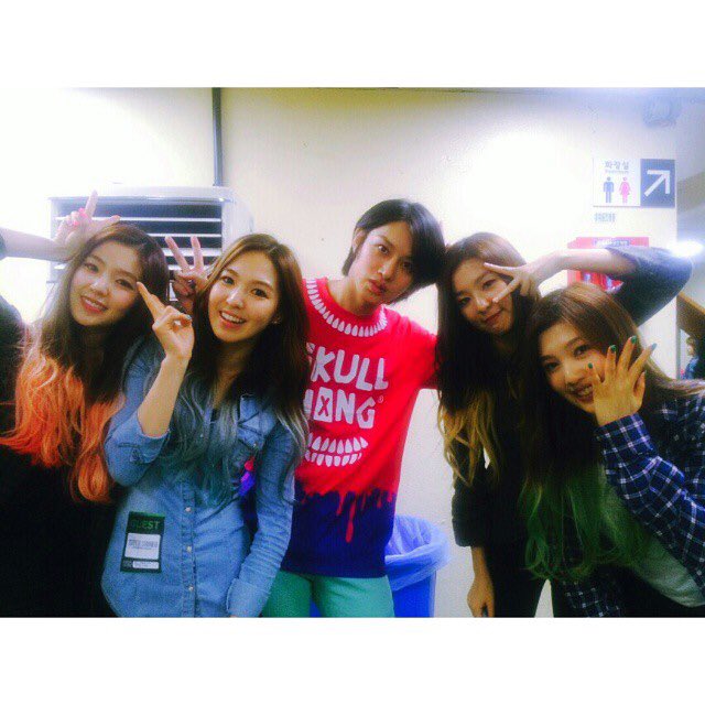 velvastic's tweet photo. Nos robamos a un suju-amigo para venir a echarle porras a los guapísimos @WEASTROTW en el #ASTRO2ndCB. ¡Mucha suerte, chicos! #ASTROsCONFESSION https://t.co/XpHJjW8gYV