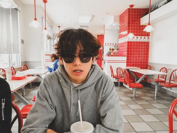 kimxbts7's tweet photo. POV: pasas San Valentín con Bangtan; hilo necesario https://t.co/rQLK9uvOWC