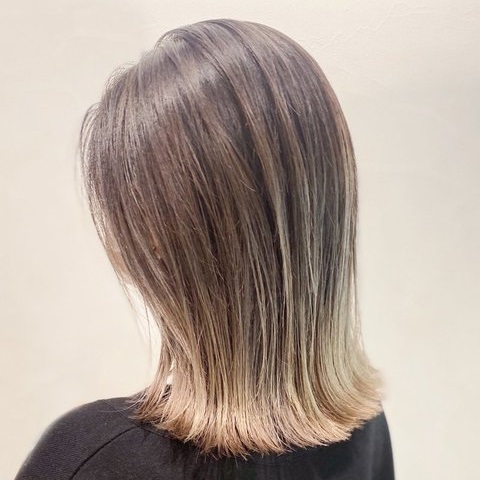ホットペッパービューティー 簡単 おしゃれに垢抜けるなら グラデーションが推せる 毛先にかけて髪色 が変化するグラデーションカラー 根元を暗めにすれば 髪が伸びても地毛との違いが目立たない プリンヘアも気になりにくいよ 1色のカラーリング