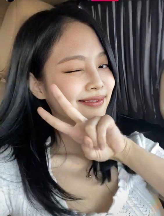 serenityzip's tweet photo. ㅤ

            ────   📍DDC
                          🗓️021521 ── 9:31AM
                          🗒️ dropping off some 
                           pictures .

ㅤ https://t.co/16pSAh3b7f