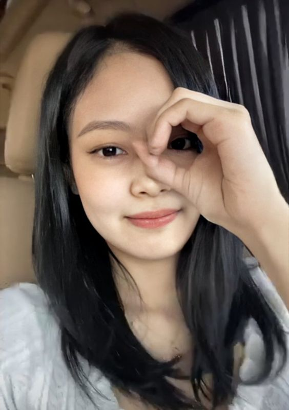 serenityzip's tweet photo. ㅤ

            ────   📍DDC
                          🗓️021521 ── 9:31AM
                          🗒️ dropping off some 
                           pictures .

ㅤ https://t.co/16pSAh3b7f