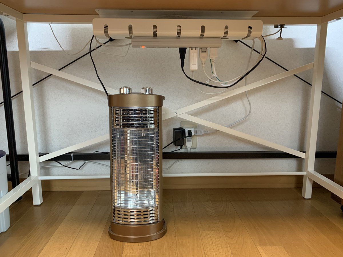 ネリオ Nd乗り Pcデスクを新調です カインズのワークデスクlにケーブルトレーと磁石付き電源タップを取り付けて 電源コードを極力床に這わせないように配置 これでホコリが溜まりやすいロフト ベッド下でもロボット掃除機が掃除しやすくなっただで