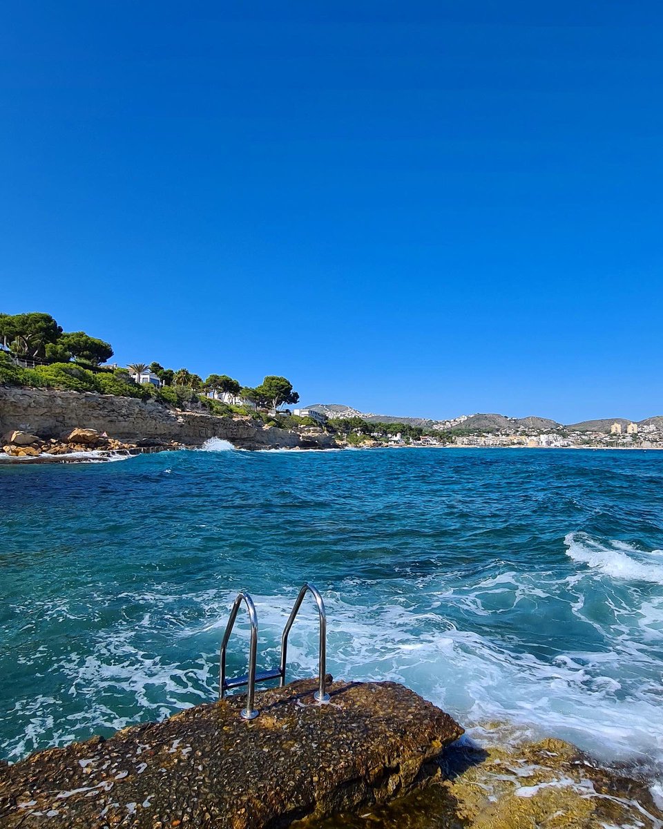 En días de nubes y lluvia 🌧 es cuando más nos recordamos de nuestras calitas especiales 🏝 como L'Andragó en #Moraira 😍 - #CostaBlanca