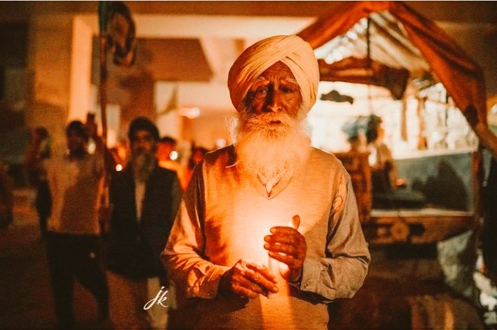 ItzAshleon's tweet photo. Candle light march at all borders by Farmers to pay tribute to 40 CRPF soldiers who died in 2019 Pulwama terror attack.
#FarmersProstests 
Picture credit: JK photographs https://t.co/ZsZVK0WF5K