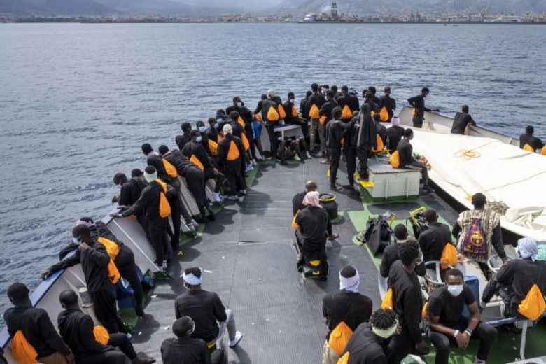 Secondowelfare's tweet photo. Nel 2020 gli sbarchi di #migranti sulle coste italiane sono tornati a crescere, anche a causa degli arrivi sempre più consistenti dalla #Tunisia. Al contempo la pressione sul sistema di #accoglienza è però diminuita.
🔗 https://t.co/y9451whmnG
#migrazioni #immigrazione #Minplus https://t.co/b25d0OddcQ