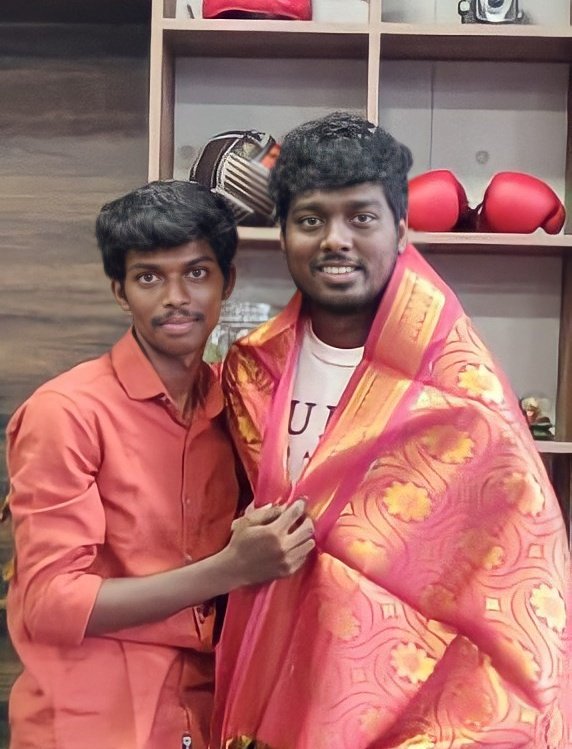 SKAtleeKumar1's tweet photo. With My Thalaivan🔥 @Atlee_dir ♥️ The Man Another Part Of Simplicity 😍 I didn't Meet the such an wonderful Person Like My Thalaivar ❤️ I can't Forgot this Memories thalaivaaaa..... #5yearsdream ✨ Its Fullfilled.....😌 - Die Hard Fan
@priyaatlee
@jatlee34 
@atlee_f_c https://t.co/m5OCDvmytc