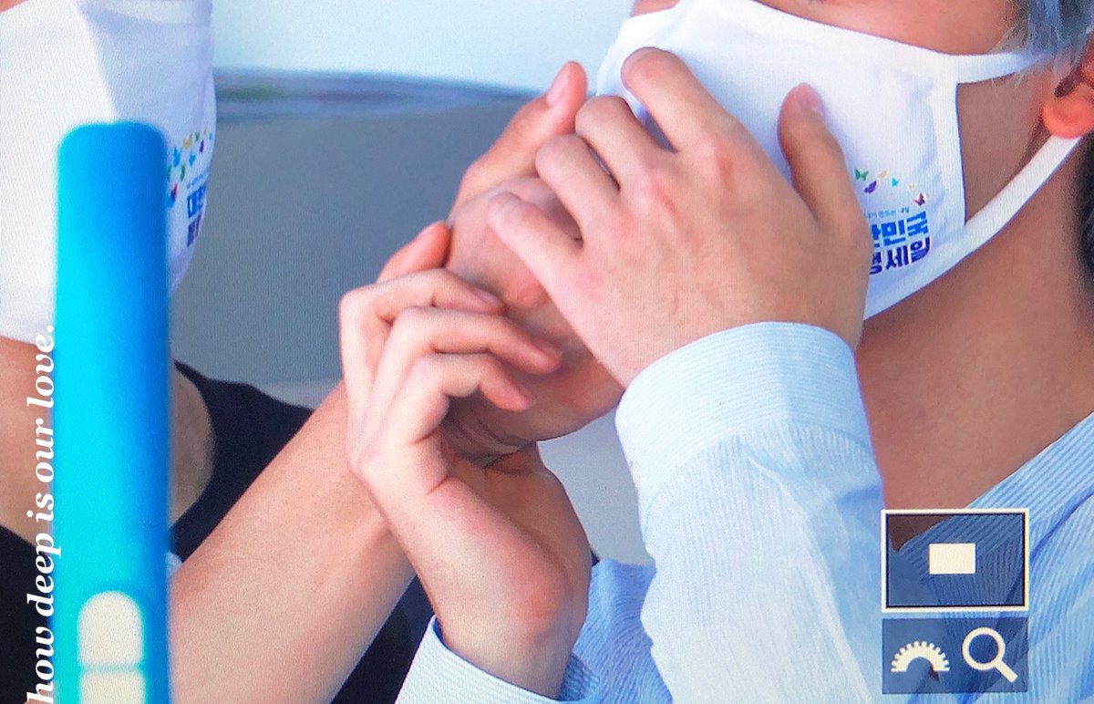 เขินจัง มือโน่มิน ;-;