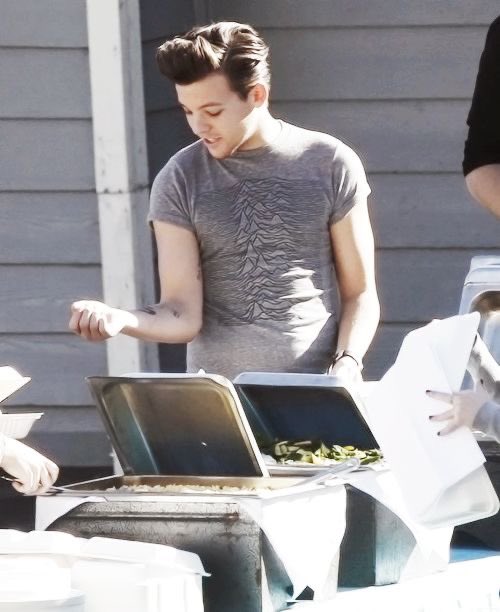 Louis Tomlinson’ tummy -a thread-