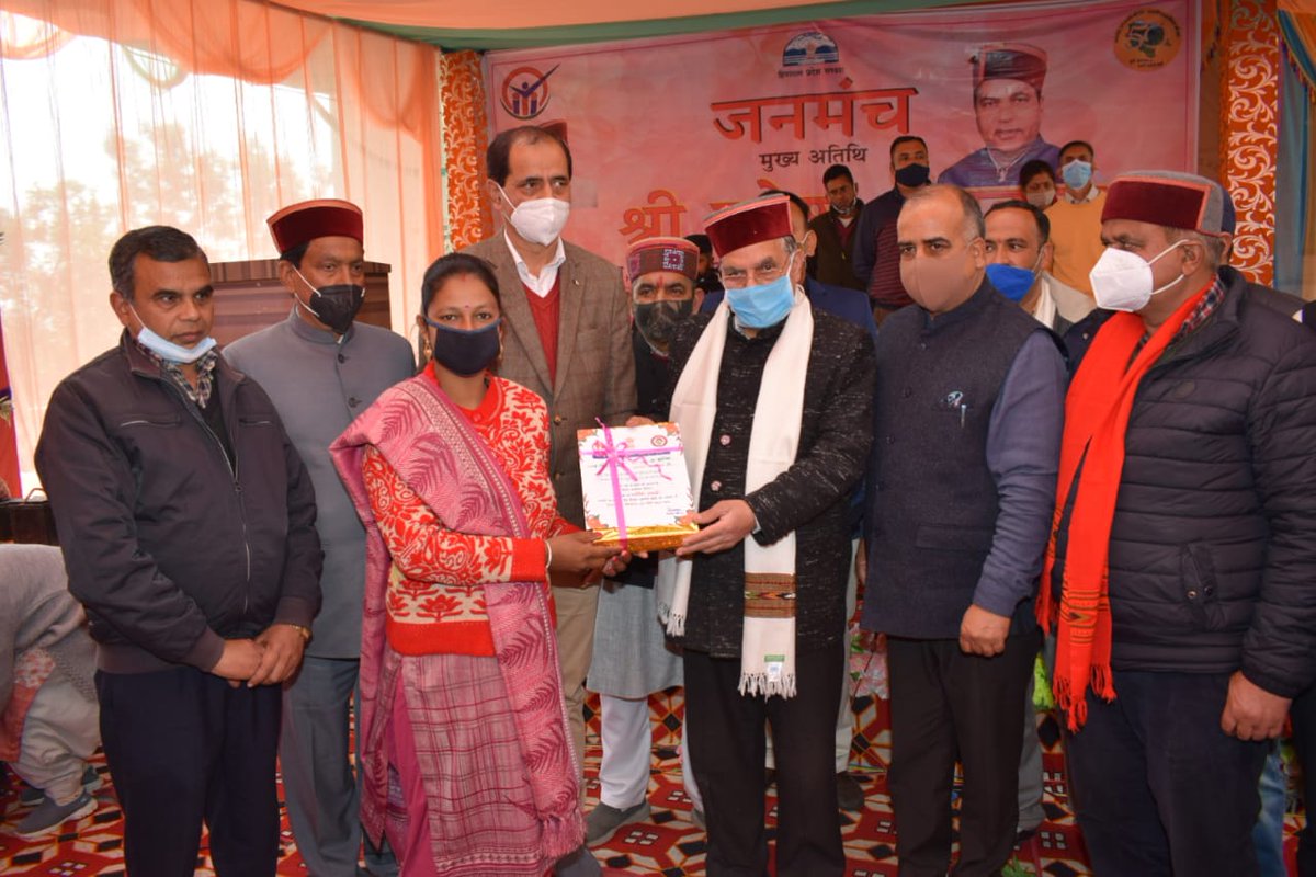 WCD_Solan's tweet photo. During 19th Janmanch held at Mamlaig parents of girl child were felicitated with badhai sandesh under beti janamutsav and FD's amounting Rs.12,000/-  under Beti hai Anmol Yojna by Sh. Suresh Bhardwaj Ji Hon'ble Urban Development Minister. @MinistryWCD #betibachaobetipadhao https://t.co/972kDHEtXk